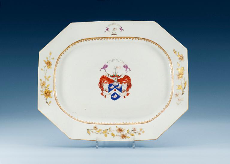 An armorial serving dish, Qing dynasty, Qianlong (1736-95).