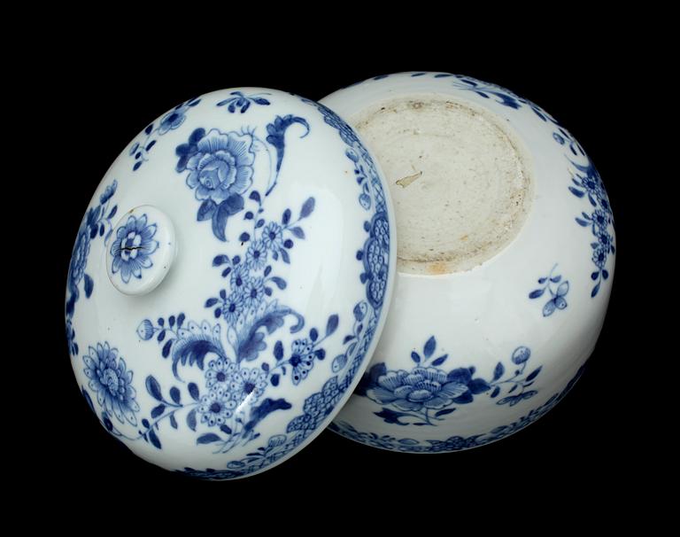 RUNDSKÅL MED LOCK, porslin, Qing dynastin, Qianlong (1736-95).