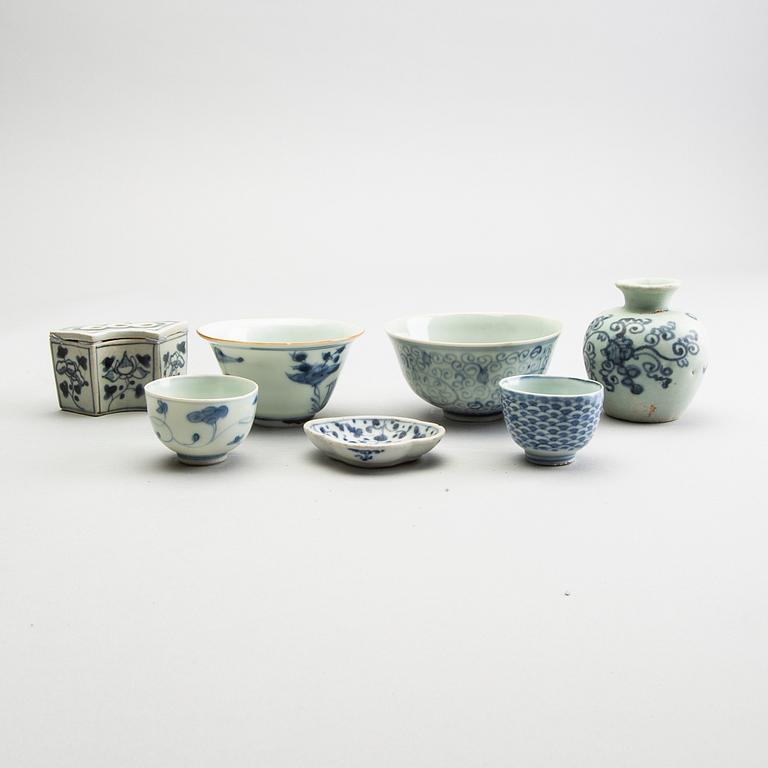 A group of seven blue and white porcelain pieces, some Ming dynasty (1368-1644).