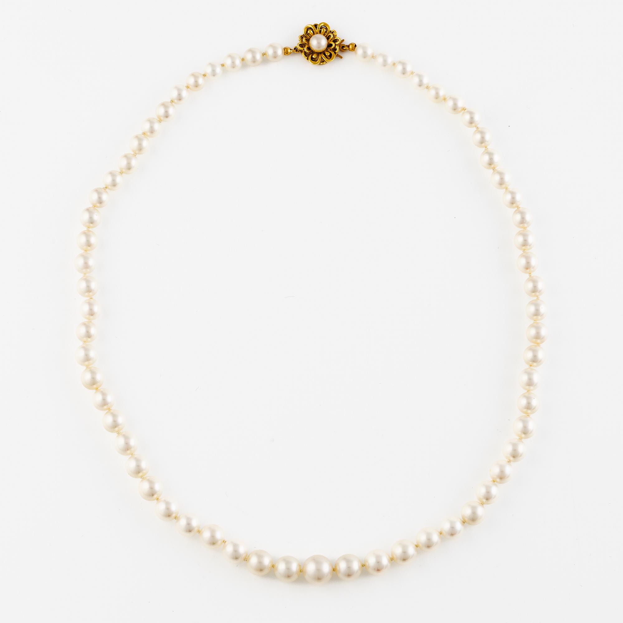 Pearl necklace, graduated cultured pearls with clasp in 18K gold.