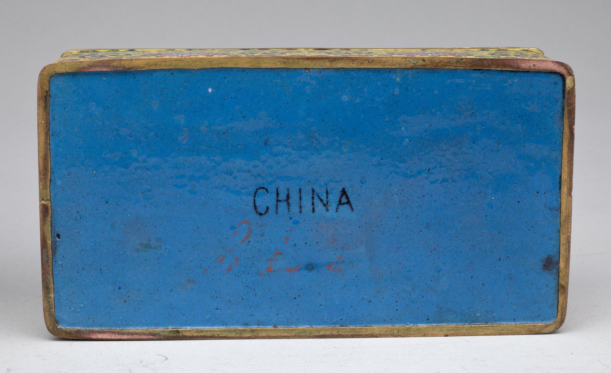 VASER, två stycken samt ASK, cloisonne. Kina, 1900-tal.