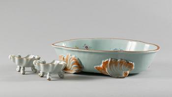 UPPLÄGGNINGSSKÅL samt SALTKAR, ett par, kompaniporslin. Qingdynastin, Qianlong (1736-95).