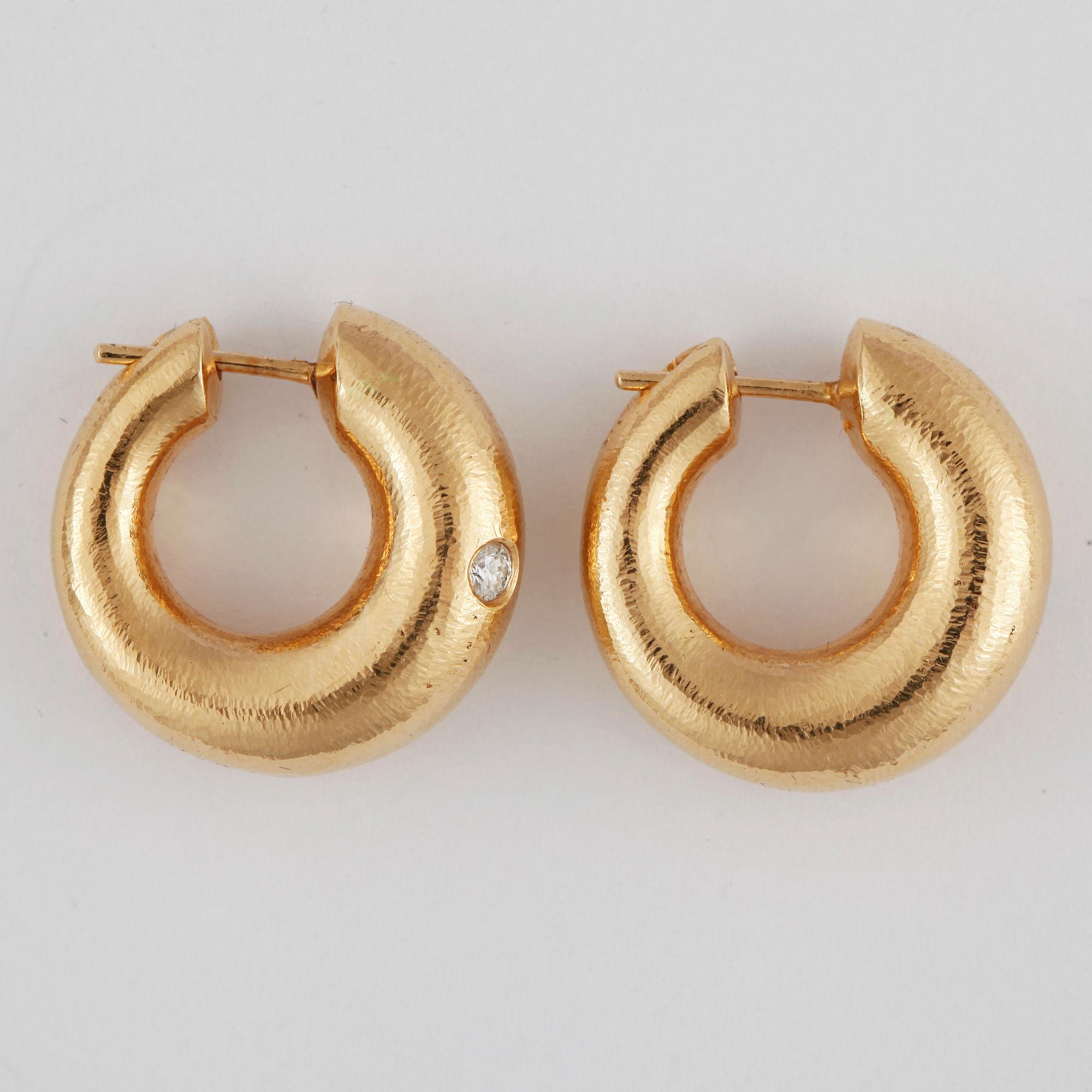 ÖRHÄNGEN, ett par, Ole Lynggaard, 18k guld med två briljantslipade diamanter tot ca0,14ct, enl grav. Totalvikt ca11g.