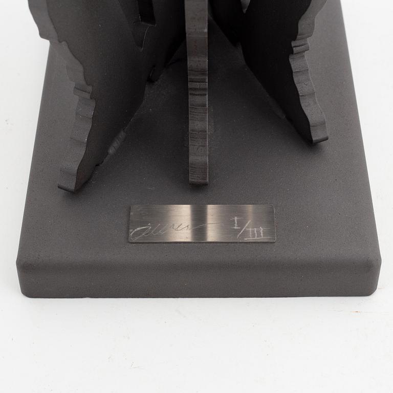 Arman, skulptur, järn, signerad Arman och numrerad I/III på plakett.