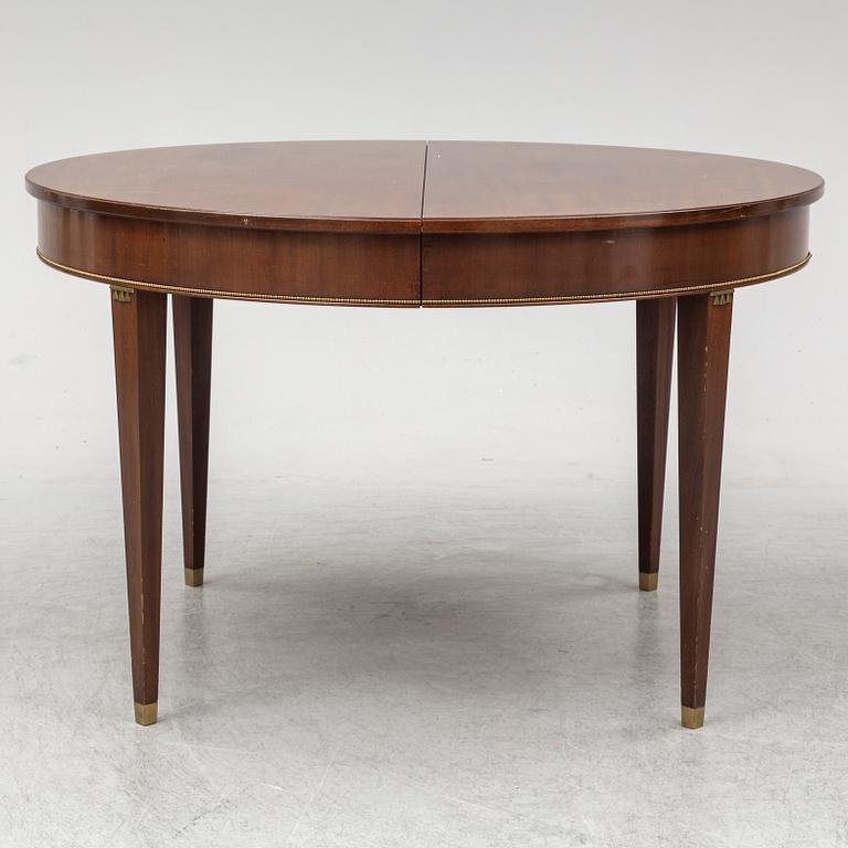 A mid 20th century dining table. 3 leaves included.