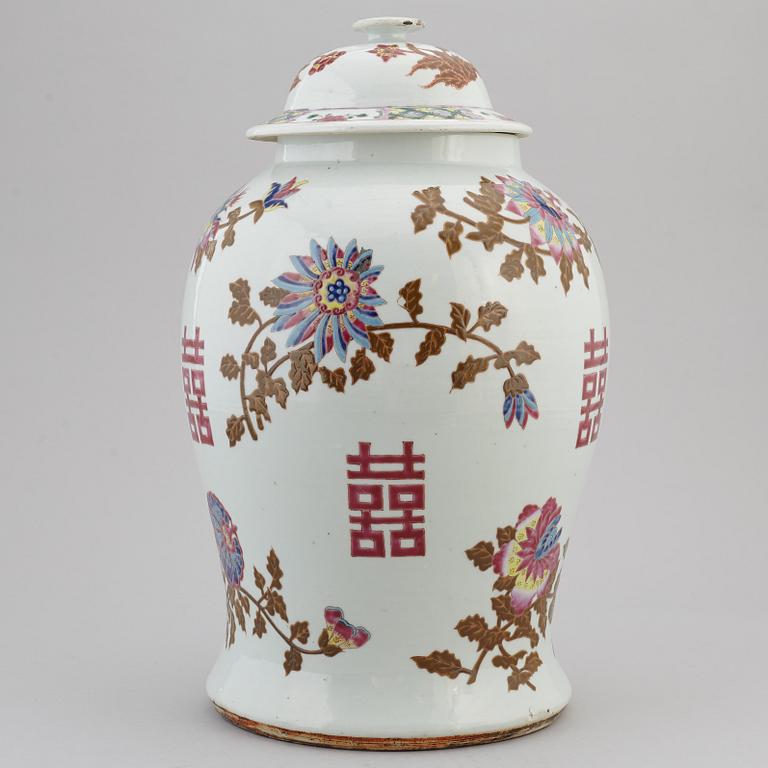 A large famille rose vase with cover, Qing dynasty, ca 1900.