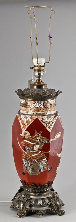 BORDSLAMPA, porslin och metall, nyrenässans, Japan, 1800-talets slut.