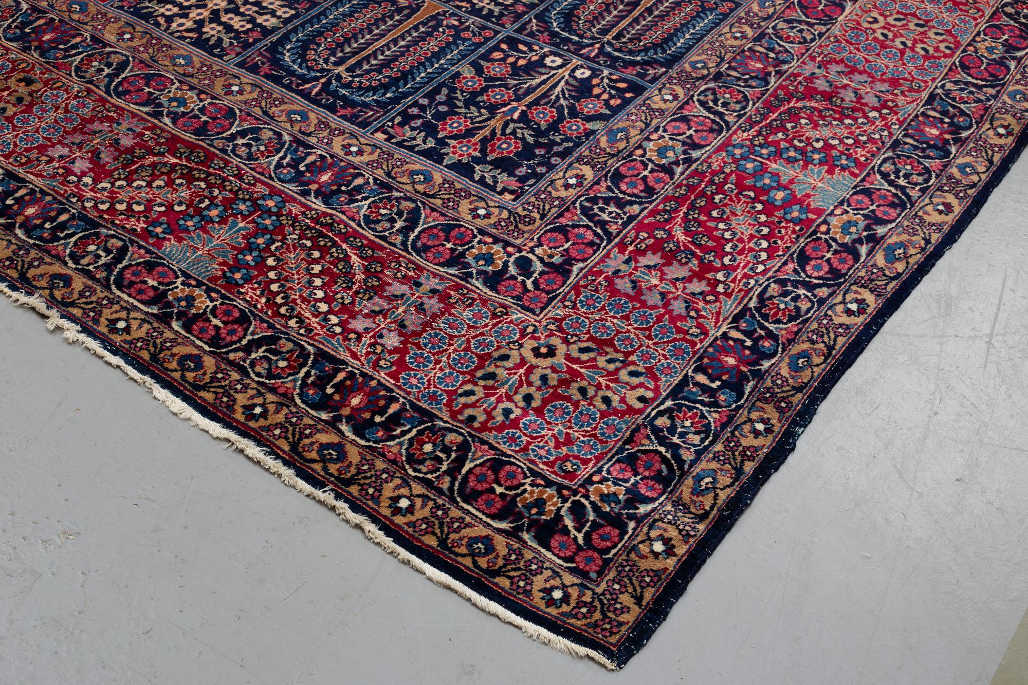 A carpet, an antique/a semi-antique Yezd, ca 557-562 x 366,5-370,5 cm.