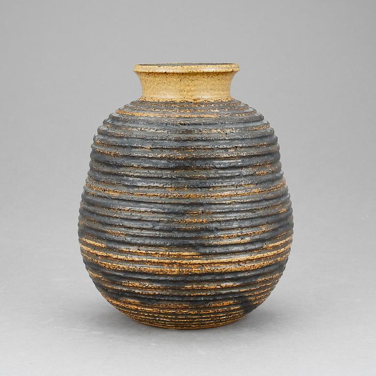 VAS, chamotterat stengods. Britt-Louise Sundell, Gustavsberg studio, 1960-tal.