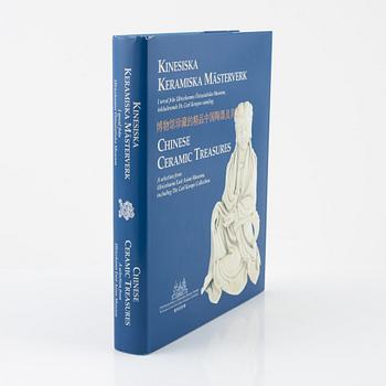 Bok, "Kinesiska keramiska mästerverk", Ulricehamns Konst & Östasiatiska Museum, Hylteburks Tryckeri AB, 2002.