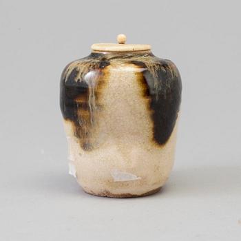 A japanese ceramic teacaddy, 19th century.