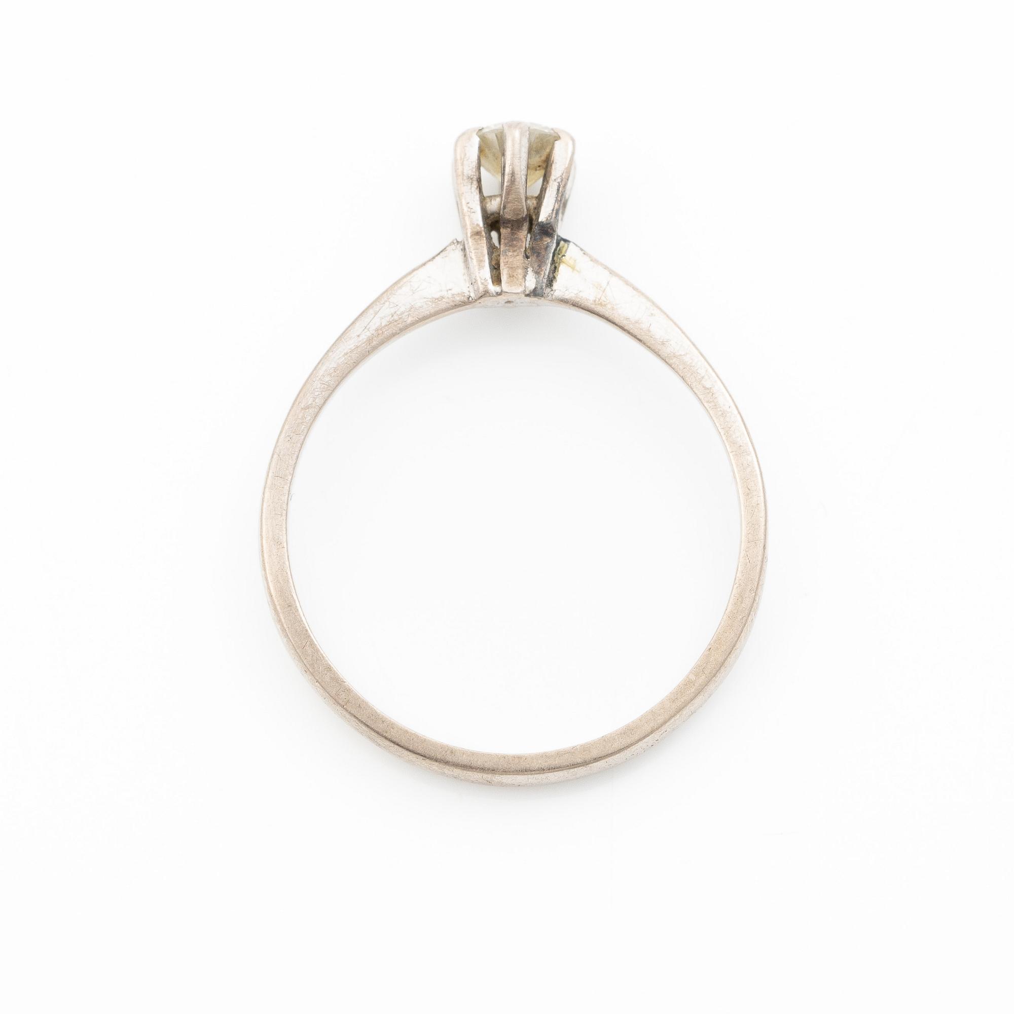 Ring, 18K white gold, with a small brilliant-cut diamond.