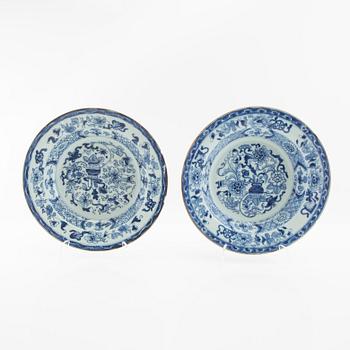 Deep plates 6 pcs and berry plates 2 pcs China Qianlong (1736-95) porcelain.