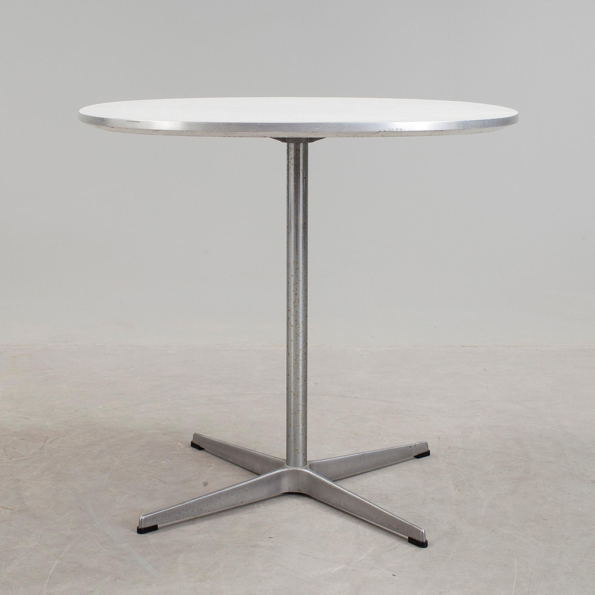 BORD, Arne Jacobsen, Fritz Hansen, etikettmärkt.