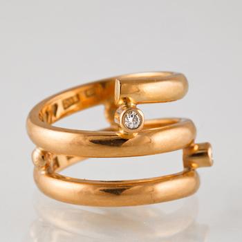 RING, 20K guld med 2 briljantslipade diamanter ca 0.06 ct. Vikt 11,9 gram.
