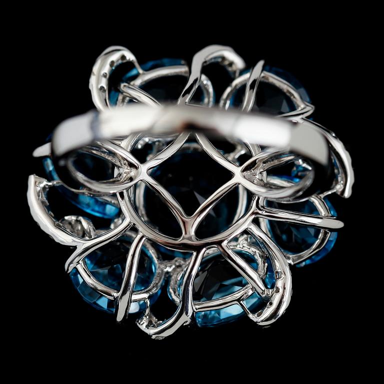 RING, 14K vitguld, blå topaser och diamanter.