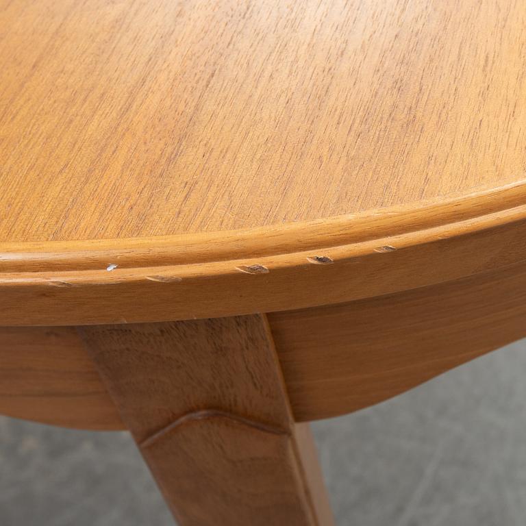 An 'Ambassador' dining table by Carl Malmsten, Åfors.