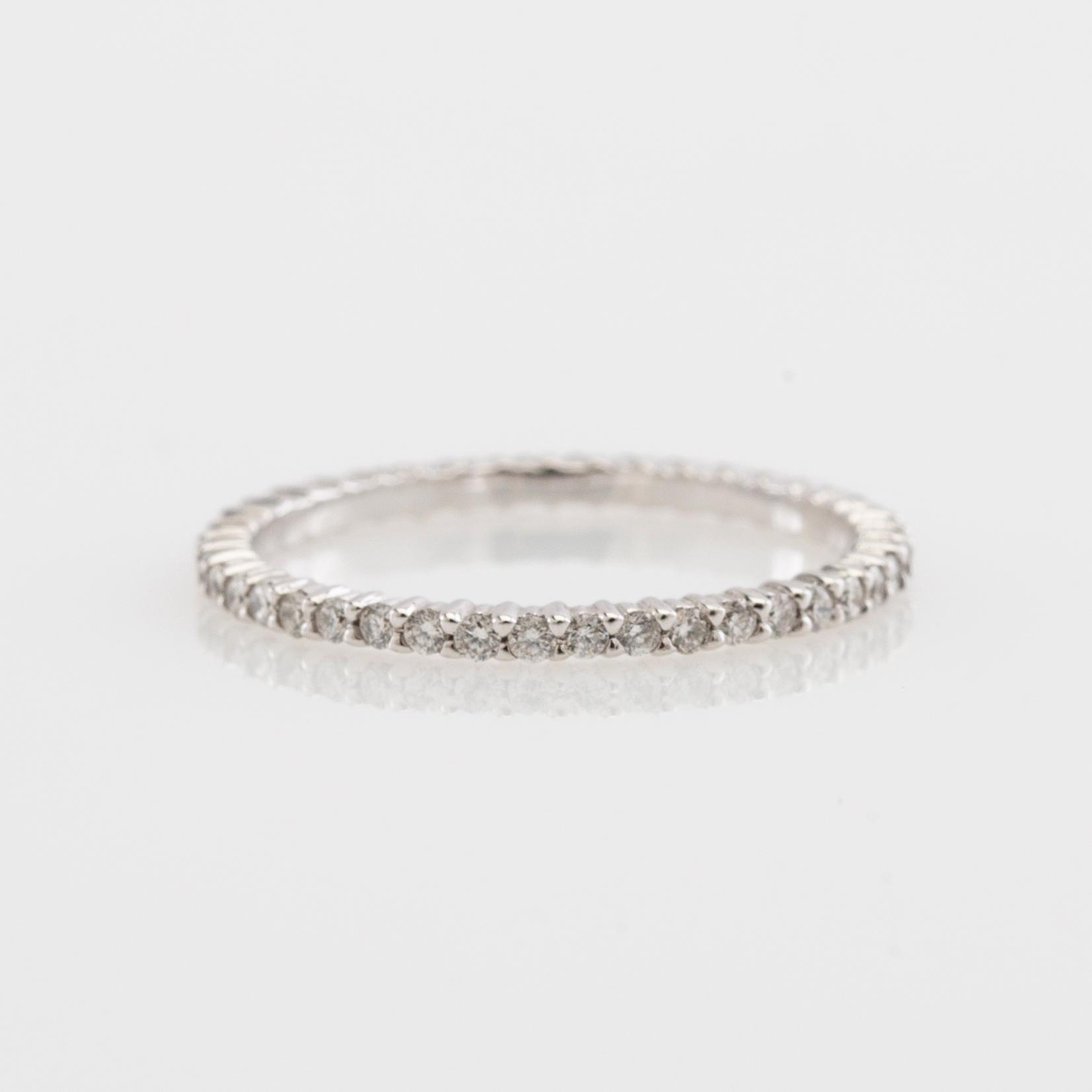 Alliansring, 18k vitguld med briljantslipade diamanter.