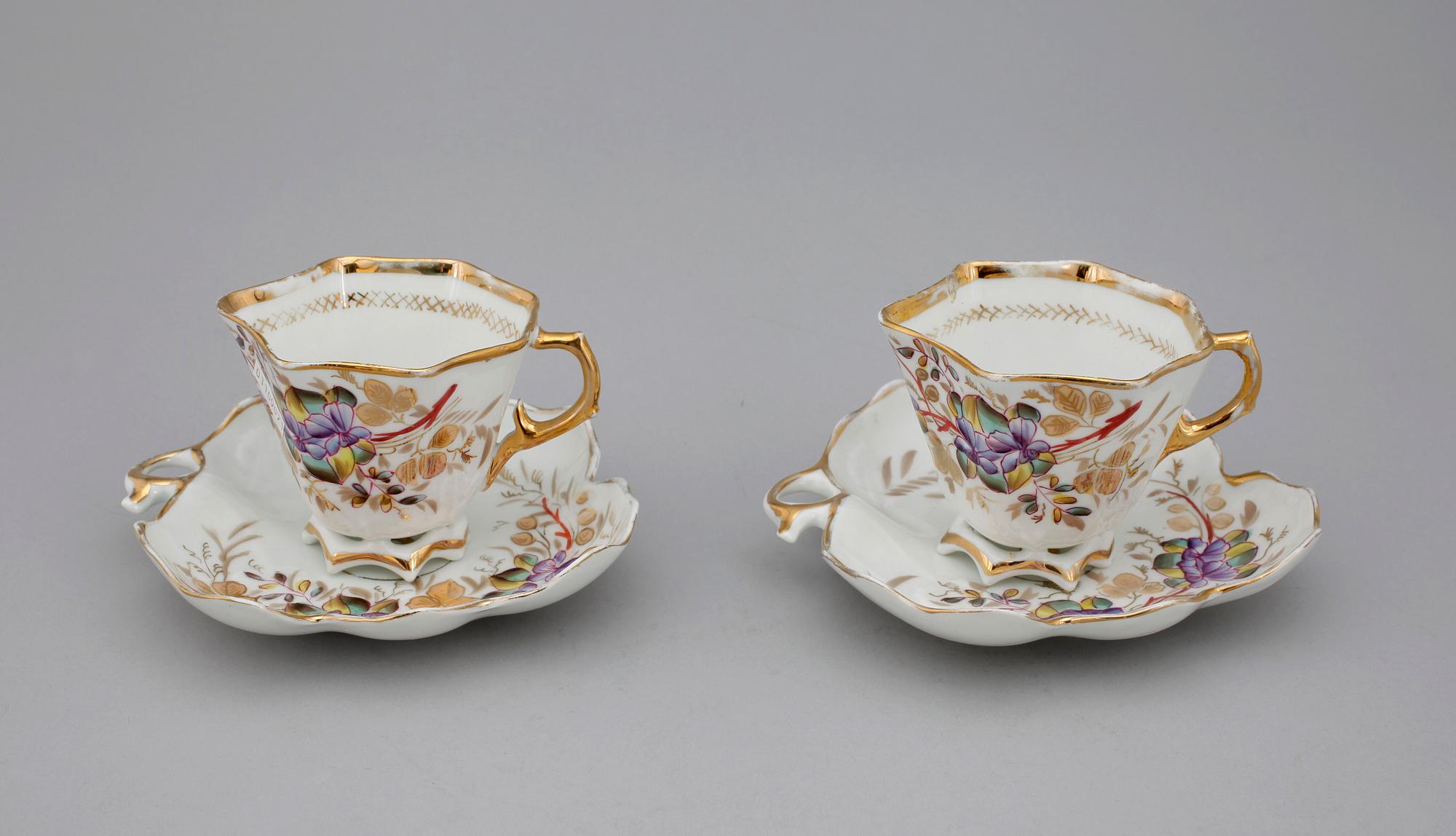 TEKOPPAR MED FAT, ett par, porslin, Kusnetzoff, Ryssland omkring 1900.