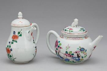TEKANNOR med LOCK, kompaniporslin. Qing dynastin, 1700-tal.