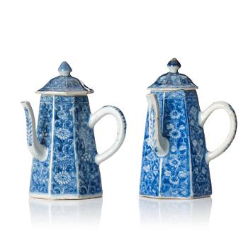 1056. A pair of blue and white miniature porcelain pots with covers, Qing dynasty, Kangxi (1662-1722).