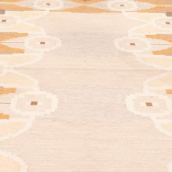 A CARPET, flat weave, signed IS (Ingegerd Silow), around 281 x 195 cm.