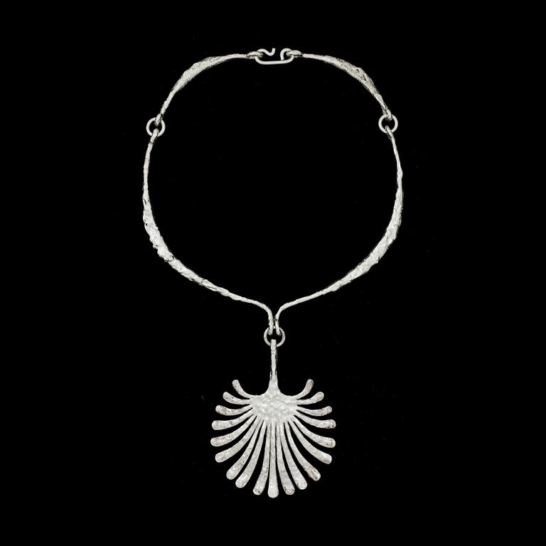 HÄNGSMYCKE, sterlingsilver, Theresia Hvorslev, Mema, Lidköping, 1972. Vikt ca 79 g.