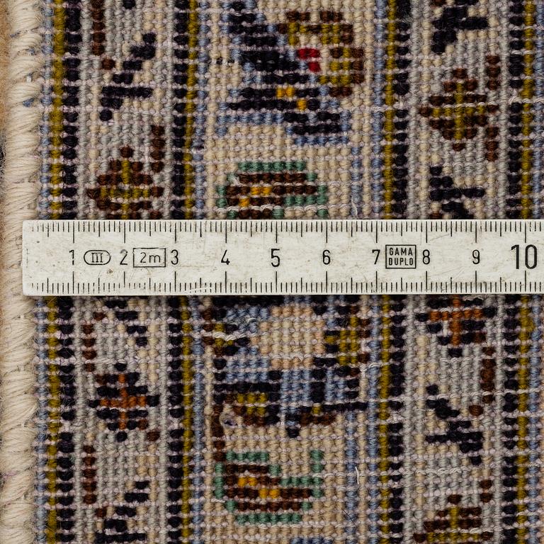 A CARPET, Kahan, ca 343 x 238 cm.