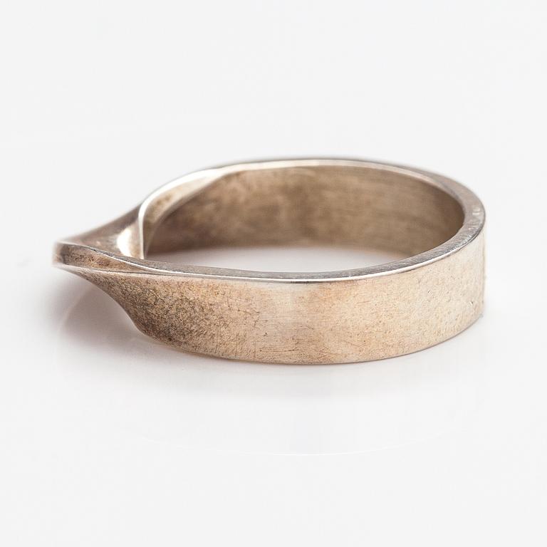 Pekka Piekäinen, Ring, sterlingsilver. Platinoro, Åbo 2008.