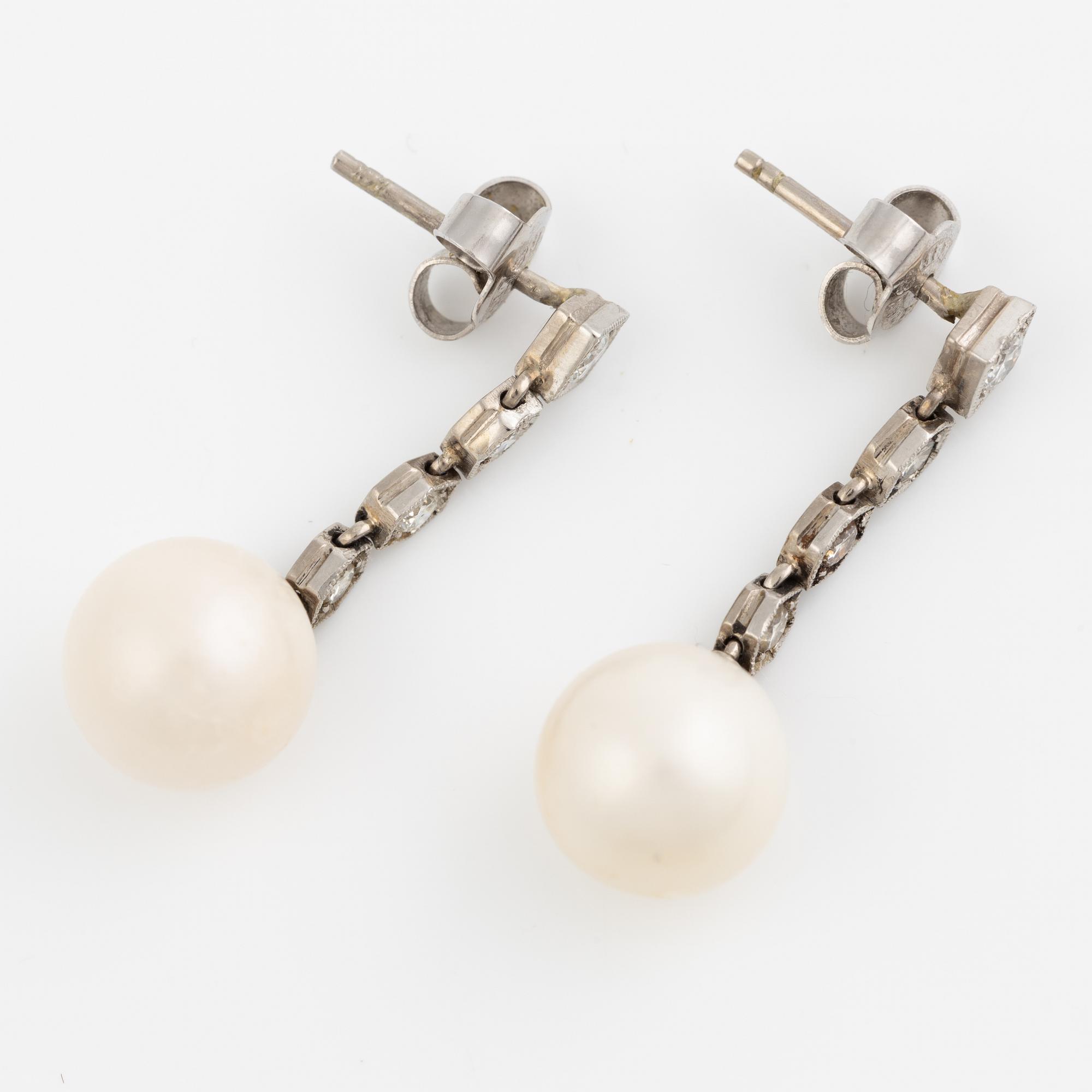 Earrings 18K white gold with pearls and brilliant-cut diamonds, probably from the first half of the 20th century.