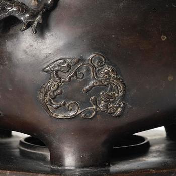 A large bronze censer with cover, Qing dynasty, 19th century.