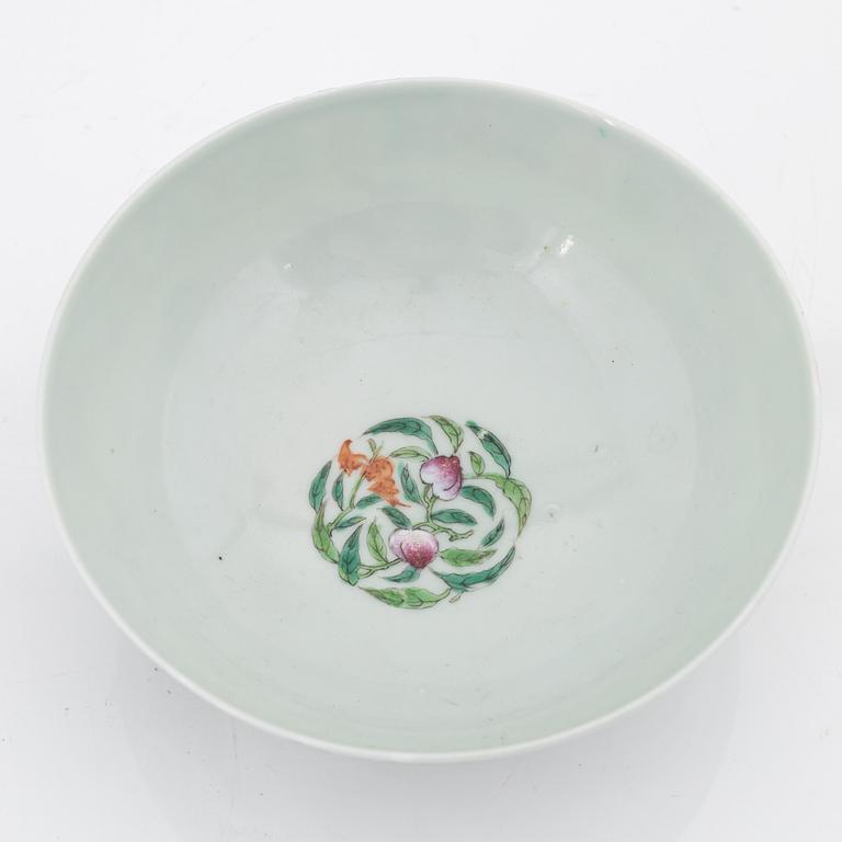 A Chinese porcelain bowl, 20th century.