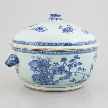 A Chinese export porcelain tureen with cover, Qing dynasty, Qianlong (1736-95).