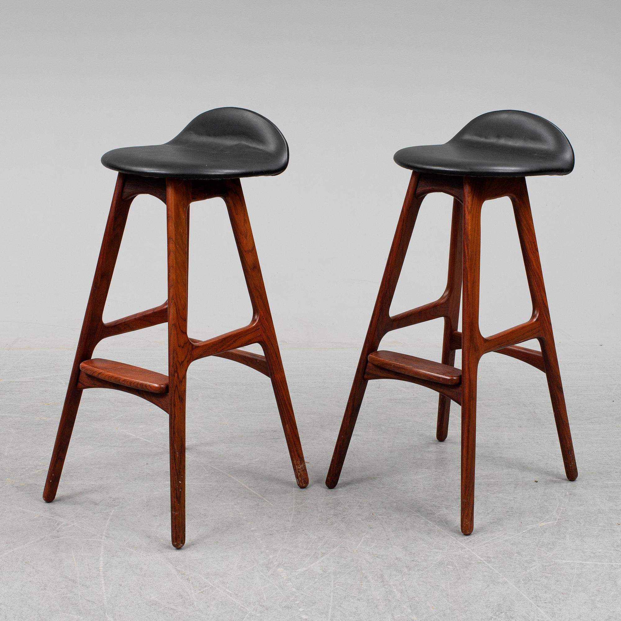 ERIK BUCK, a pair of model 'OD61' rosewood bar stools from Oddense Maskinsnedkeri A-S, Denmark, designed circa 1964.