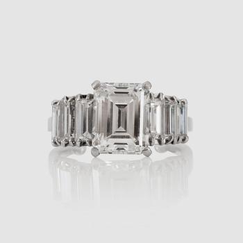 1139. An emerald-cut diamond ring. Center stone 3.12 ct I/VVS2 according to DPL cert. Side stones circa 0.80 ctw.