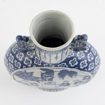 Pilgrimsflaska, porslin, Kina, Qingdynastin, sent 1800-tal.