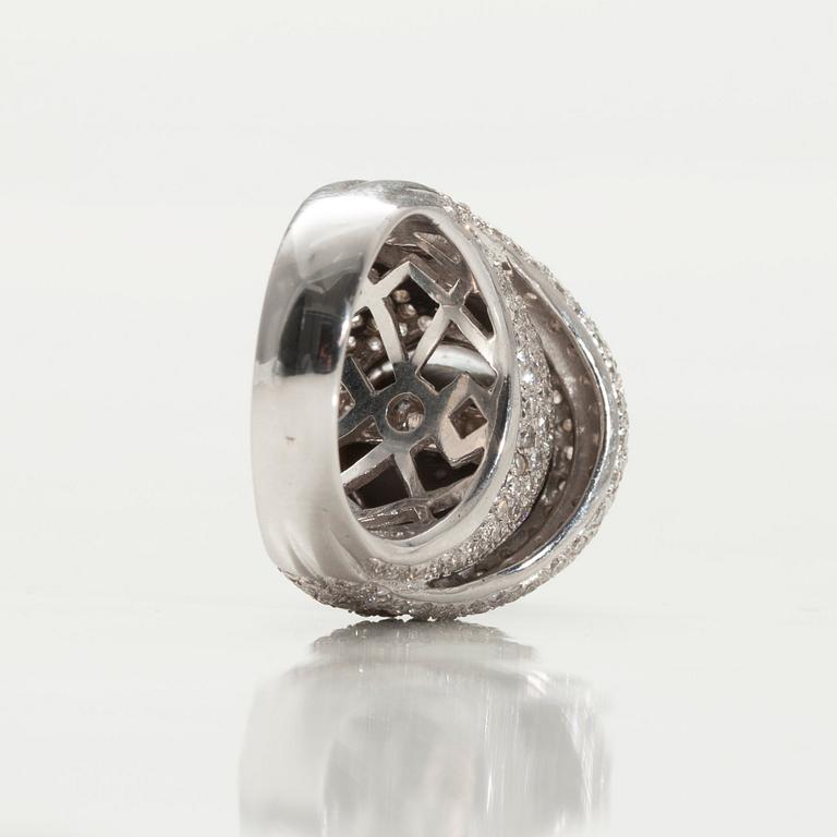 A RING, 18K white gold. Tahiti pearl 13 mm. Brilliant cut diamonds 246 pcs. c. 2.40 ct. Size 17-. Weight 17,9.