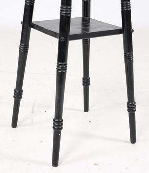 PIEDESTALER, ett par, nyrenässans, omkring sekelskiftet 1900.