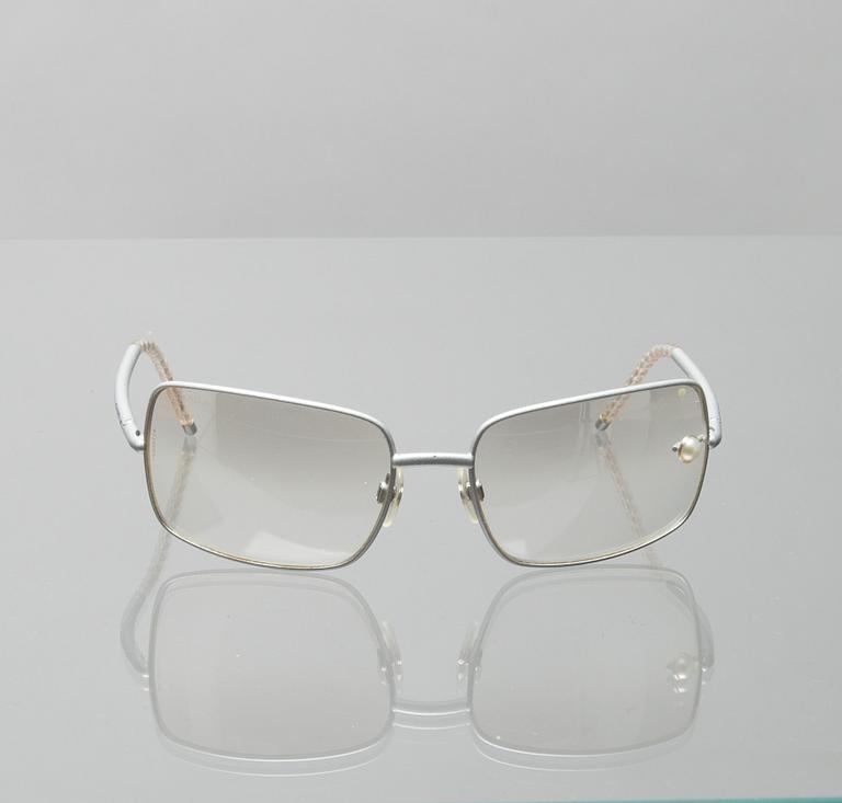 SOLGLASÖGON, Chanel.