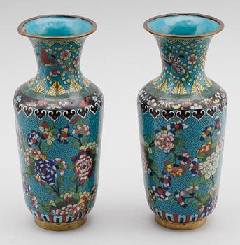 VASER, 1 par, cloisonné, Kina, 1900-talets första hälft.