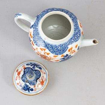 An imari teapot with cover, Qing dynasty, Qianlong (1736-95).