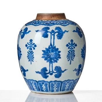 A blue and white jar, Qing dynasty, Kangxi (1662-1722).