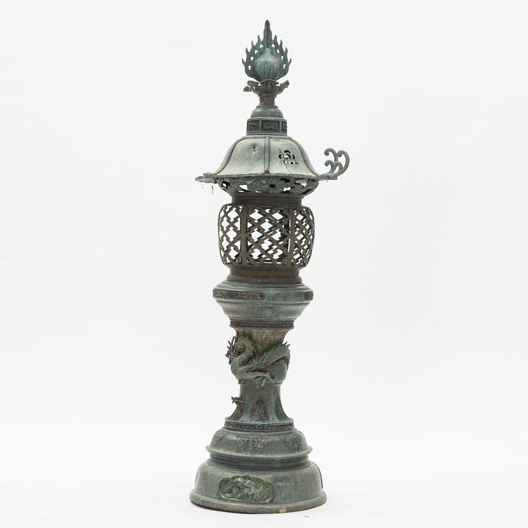 Lykta, brons. Japan, tidigt 1900-tal.