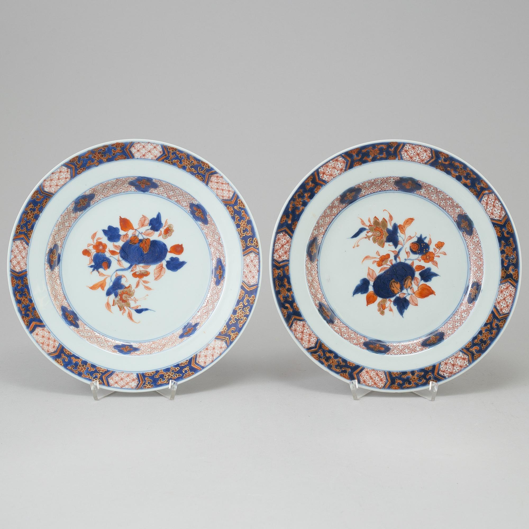 A pair of Imari Chinese porcelain plates, Qianlong (1736-95).