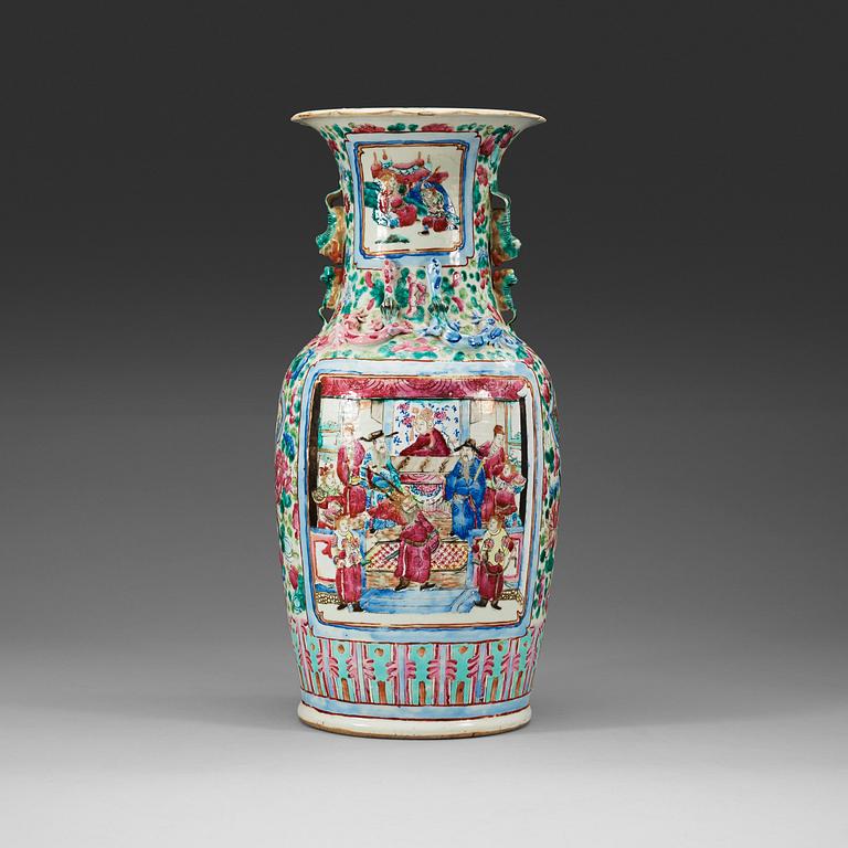A famille rose vase, Qing dynasty, late 19th century.