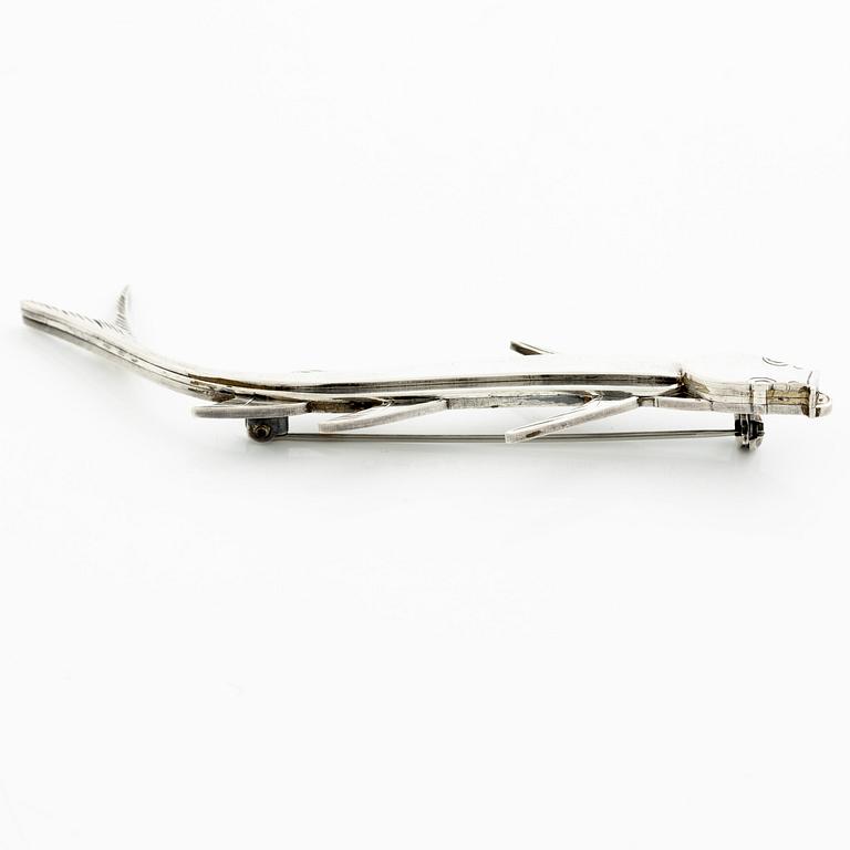 Wiwen Nilsson, brosch i form av fisk, sterlingsilver, Lund 1956.