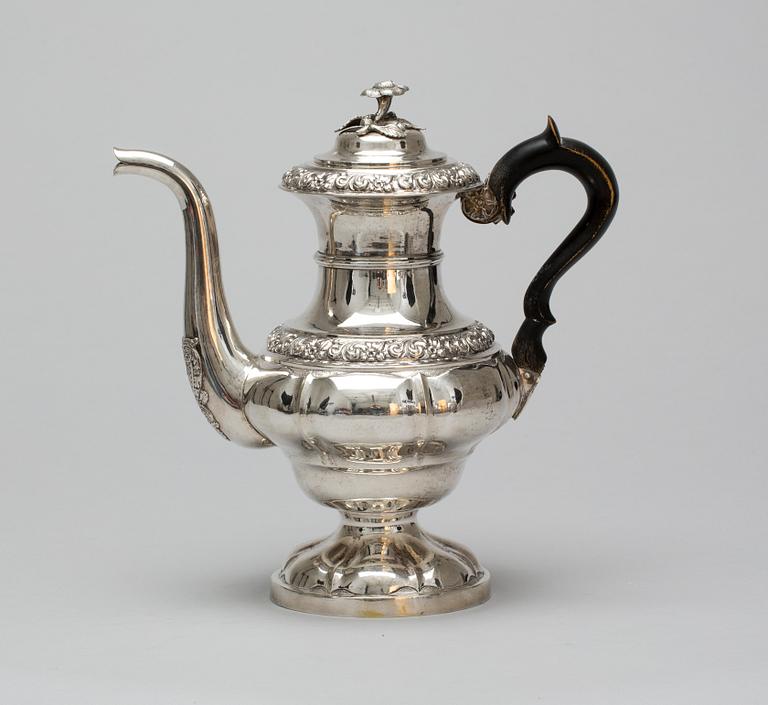 KAFFEKANNA, silver, Gustaf Theodor Folcker, 1844. Vikt ca 900 g.