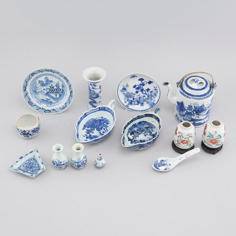 15 pieces of porcelain tableware from Asia, 18th to 20th century.