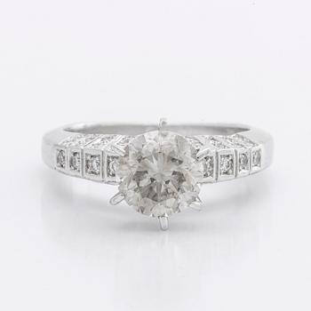 RING 14K vitguld m 1 briljant ca 1,8 ct, ca L-M VS, sidostenar ca 0,25 ct totalt.
