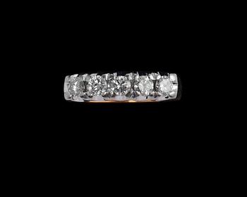 504. RING, briljantslipade diamanter ca 0.57 ct. W/vs 18K guld. Sandberg 1996. Storlek 17-, vikt 4,6 g.